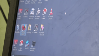 graphic கணினி கற்கும் மாணவனின் படம்