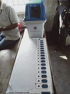 graphic சின்னமில்லாத பிரெயில் ஸ்டிக்கர் ஒட்டப்பட்ட மின்னணு வாக்குப் பதிவு இயந்திரம்