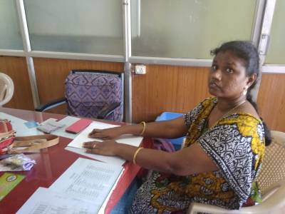 graphic பிரெயில் பூத் ஸ்லிப்பை கையால் தடவி வாசிக்கும் ஆசிரியர் சித்ரா