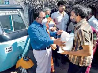 graphic களப்பணியில் ஈடுபட்டிருக்கும் அருணாச்சலம் மற்றும் அவர் மனைவி கீதா 