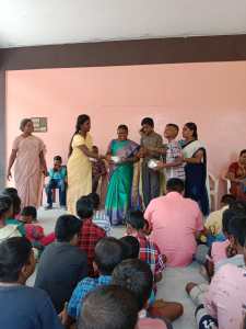 மாணவர்களுக்குப் பரிசுகள் வழங்கும் வாசுகி