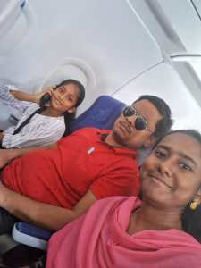 விமான இருக்கையில் அமர்ந்திருக்கும் மூவர்