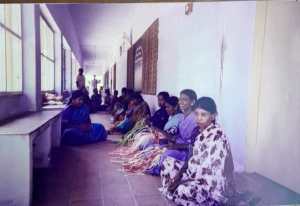 வொயர் கூடை பின்னும் பெண்களுடன் உஷா ராமகிருஷ்ணன்