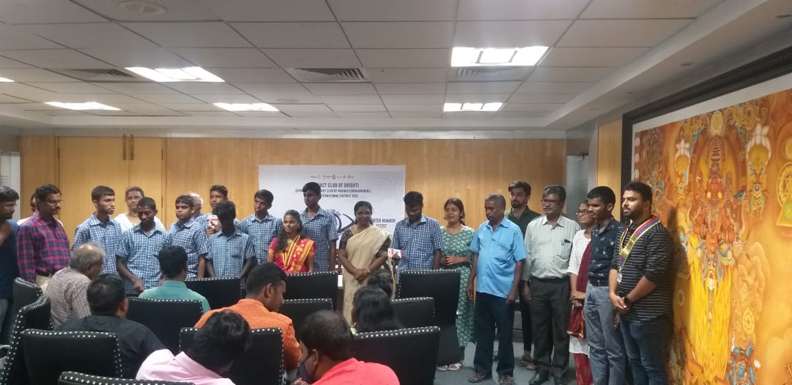 All India Radio! செய்திகள் வாசிப்பது பூவிருந்தவல்லி, பார்வைத்திறன் குறையுடையோருக்கான அரசு மேல்நிலைப்பள்ளி மாணவர்கள்