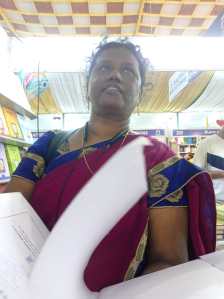 செம்மொழித் தமிழாய்வு அரங்கில் வைக்கப்பட்டிருந்த பிரெயில் புத்தகத்தை எடுத்துப் படிக்கும் சித்ரா