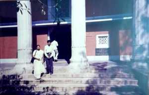 கோபியும் உஷா ராமகிருஷ்ணனும் மாநிலக் கல்லூரிக்கு முன்பாக நிற்கிறார்கள்