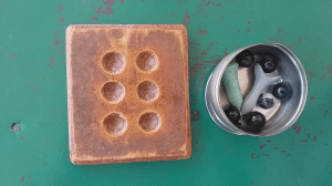 
பிரெயில் கற்பிப்பதற்கு முன்னால், குழந்தைகளுக்குப் புள்ளிக் கட்டங்களை அறிமுகம் செய்யப்பயன்படும் கோலிக்கட்டை