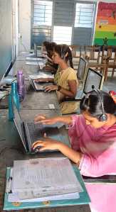 கணினி வழியே தேர்வெழுதும் பார்வைத்திறன் குறையுடைய மாணவர்கள்