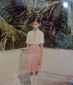 பள்ளிச் சீருடையில் சிறுமி சித்ரா