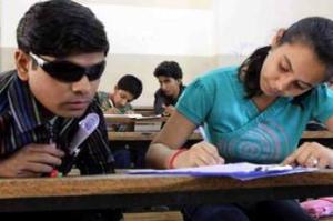 பதிலி எழுத்தர் துணையுடன் தேர்வெழுதும் பார்வைத்திறன் குறையுடைய மாணவர்கள்